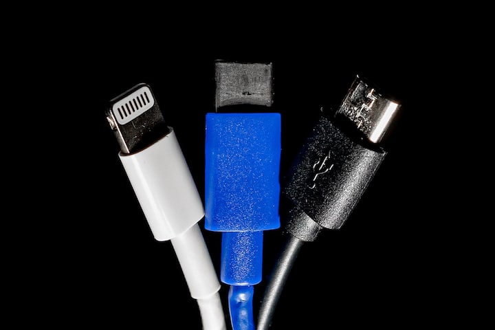 EU approves adoption of world first single charger rule marathi news युरोपियन युनियनचा मोठा निर्णय, आता सर्व गॅजेट्ससाठी C-type चार्जर, Apple चा त्रास वाढणार!