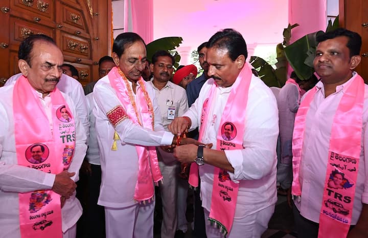 తెలంగాణ రాష్ట్ర సమితి (టీఆర్ఎస్) గా ఉన్న పార్టీ పేరును భారత రాష్ట్ర సమితి (బీఆర్ఎస్) గా మార్చడంతో పాటు టీఆర్ఎస్ను జాతీయ పార్టీగా మారుస్తూ పార్టీ సర్వసభ్య సమావేశంలో ఏకగ్రీవ తీర్మానం చేశారు.