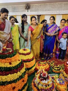 In Pics: విశాఖలో ఘనంగా బతుకమ్మ సంబరాలు, ఇక్కడ ఎందుకు చేస్తున్నారో తెలుసా?