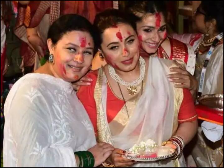 बॉलीवुड में नवरात्रि का त्योहार (Navratri 2022) बड़े धूमधाम से मनाया गया. इस बीच सेलिब्रिटीज मां दुर्गा की भक्ति के रंग में रंगे हुए नजर आए.  बॉलीवुड एक्ट्रेस रानी मुखर्जी (Rani Mukerji), काजोल (Kajol) और उनकी बहन तनिशा मुखर्जी (Tanishaa Mukerji) ने दशहरा के खास मौके पर सिंदूर खेला.