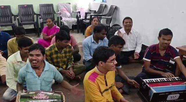 बता दें कि, नवरात्र में नौ दिनों तक मां दुर्गा की आराधना होती है. पंडालो में दुर्गा पूजा आयोजित की जाती है. पंडालो में भारी भीड़ उमड़ती है.