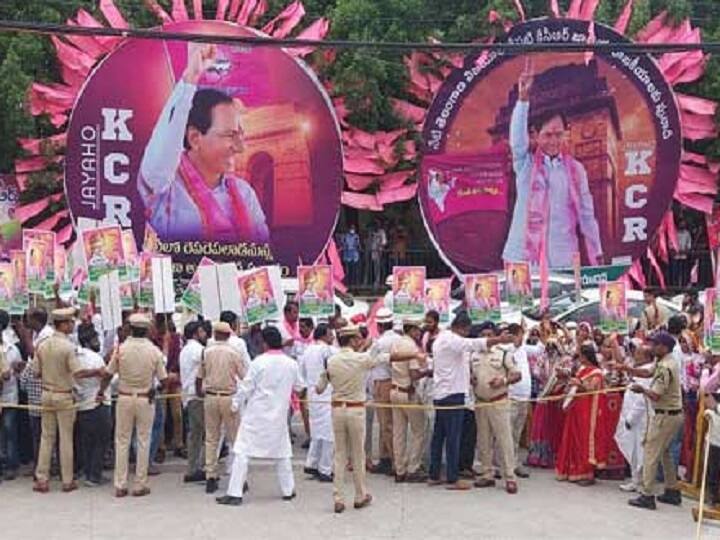 KCR Desh ki netha flexis appears in all over hyderabad amid national party announcement KCR Flexis: హైదరాబాద్‌లో కేసీఆర్ ఫ్లెక్సీల హడావుడి, ‘దేశ్ కీ నేత’ అంటూ కటౌట్లు