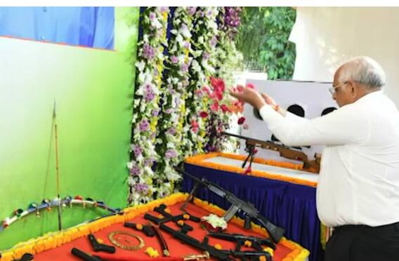 CM ભૂપેન્દ્ર પટેલના નિવાસ્થાને યોજાયો શસ્ત્રપૂજનનો કાર્યક્રમ, તો આ તરફ હર્ષ સંઘવીએ પણ કરી શસ્ત્રપૂજા