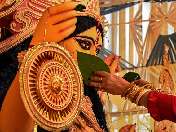 Durga Visarjan 2022: देवी दु्र्गा की प्रतिमाओं के विसर्जन के साथ दुर्गा पूजा उत्सव संपन्न, देखें तस्वीरें
