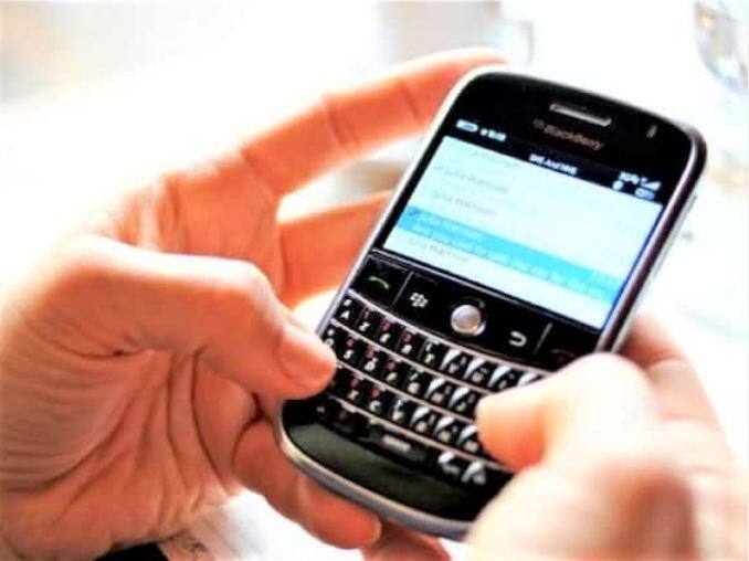 ਆਪਣੀ ਜਨਮ ਮਿਤੀ, ਡੈਬਿਟ ਕਾਰਡ ਨੰਬਰ, ਇੰਟਰਨੈੱਟ ਬੈਂਕਿੰਗ ਯੂਜ਼ਰ ਆਈਡੀ ਅਤੇ ਪਾਸਵਰਡ, ਡੈਬਿਟ ਕਾਰਡ ਪਿੰਨ, ਸੀਵੀਵੀ ਅਤੇ ਓਟੀਪੀ ਵਰਗੇ ਨੰਬਰ ਕਿਸੇ ਨਾਲ ਵੀ ਸਾਂਝੇ ਨਾ ਕਰੋ। ਇਸ ਤੋਂ ਇਲਾਵਾ ਐਸਬੀਆਈ, ਆਰਬੀਆਈ, ਸਰਕਾਰ, ਦਫ਼ਤਰ, ਪੁਲਿਸ ਅਤੇ ਕੇਵਾਈਸੀ ਅਥਾਰਟੀ ਦੇ ਨਾਮ 'ਤੇ ਫੋਨ ਕਾਲਾਂ ਤੋਂ ਸਾਵਧਾਨ ਰਹੋ।