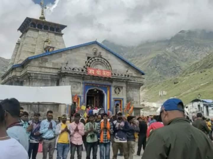 Uttarakhand Devotees reached Kedarnath to celebrate Navratri Durga Puja Vijayadashmi snowfall cold ANN Kedarnath Yatra 2022: विजयदशमी मनाने भारी तादात में केदारनाथ पहुंचे भक्त, चोटियों में बर्फबारी के बाद दी गई ये सलाह