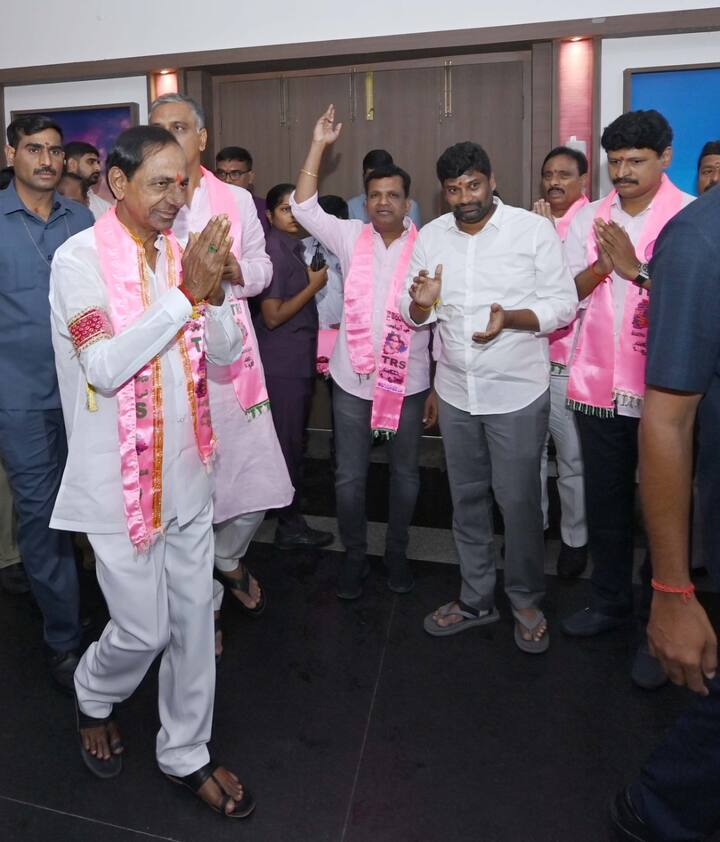 పలు రాష్ట్రాల నేతల సమక్షంలో కేసీఆర్ ప్రకటన చేశారు.