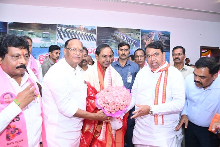 తెలంగాణ రాజకీయ చరిత్రలో సరికొత్త అధ్యాయం ప్రారంభమయింది. భారత్ రాష్ట్ర సమితిగా సీఎం కేసీఆర్ ప్రకటించారు. జాతీయ పార్టీగా మారుస్తూ ఏకగ్రీవ తీర్మానం చేశారు.