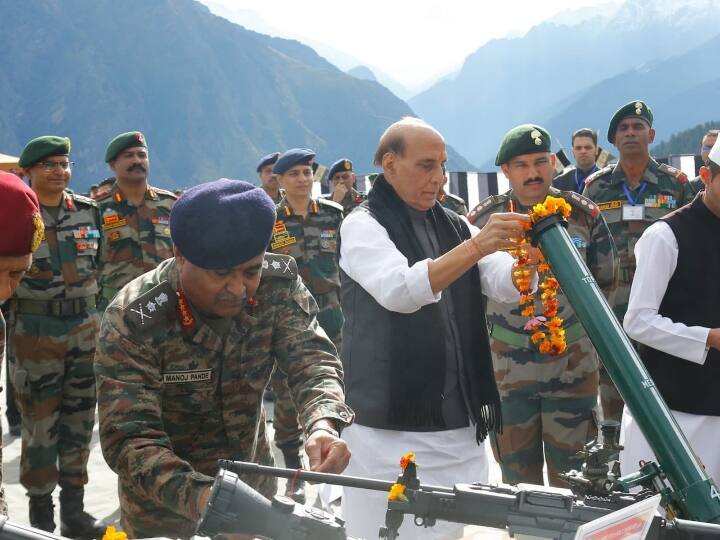 Uttarakhand Defense Minister Rajnath Singh addressed soldiers of Indian Army performing Shastra Pujan in Auli ANN Uttarakhand: रक्षामंत्री राजनाथ सिंह ने औली में किया 'शस्त्र पूजन', कहा- किसी ने आंख उठाकर देखा तो बर्दाश्त नहीं करेंगे