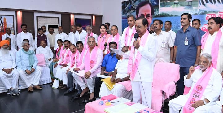 21 ఏండ్ల టీఆర్ఎస్ ప్రస్థానంలో మరో మలుపు చోటు చేసుకుంది. పలు రాష్ట్రాల నేతల సమక్షంలో కేసీఆర్ ప్రకటన చేశారు.