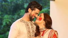 Rudrajit Promita: লাল সাদা সাজে রঙমিলান্তি, দশমীতে রুদ্রজিৎ-প্রমিতার সিঁদুরখেলা