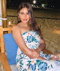 Surbhi Chandana Pics: थाईलैंड में समंदर किनारे रोमांटिक डिनर डेट पर गईं सुरभि चंदना, थाई-हाई स्लिट ड्रेस में ढाया कहर