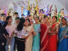 दशमी पर महिलाओं ने किया सिंदूर खेला, नम आंखों से दी मां दुर्गा को विदाई