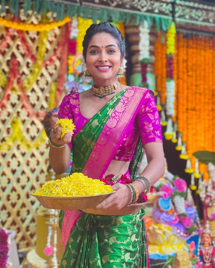 చీరకే అందం తెప్పిస్తున్న బిగ్ బాస్ బ్యూటీ దివి. Image Credit: Divi Vadthya/ Instagram