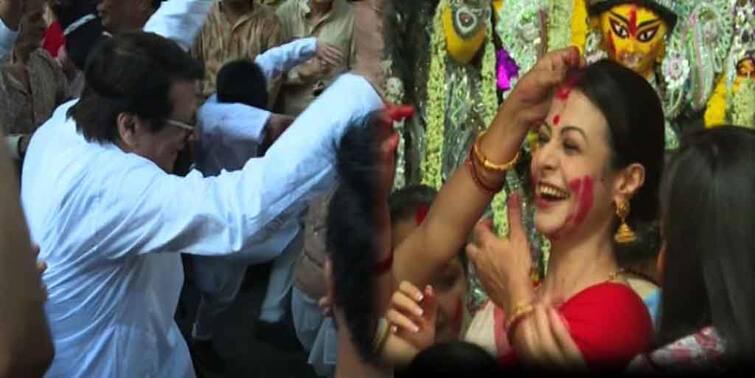 Mallick bari Durga pujo Koel mallick sindur khela ranjit mallick dance Koel Mallick: দেবীবরণ শেষে সিঁদুরখেলায় মাতলেন কোয়েল, বিসর্জনে নাচ রঞ্জিত মল্লিকের