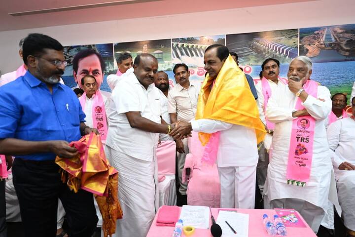 భార‌త్ రాష్ట్ర స‌మితిగా సీఎం కేసీఆర్ ప్ర‌క‌టించారు.