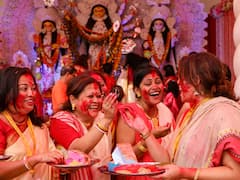 Durga Visarjan 2022: देवी दु्र्गा की प्रतिमाओं के विसर्जन के साथ दुर्गा पूजा उत्सव संपन्न, देखें तस्वीरें