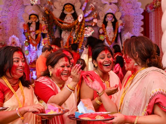 Durga Visarjan 2022: देवी दु्र्गा की प्रतिमाओं के विसर्जन के साथ दुर्गा पूजा उत्सव संपन्न, देखें तस्वीरें