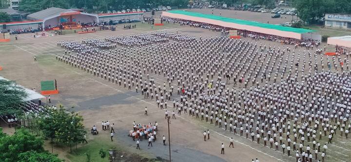 लोकसंख्या वाढीचा असमतोल असेल, तर त्याचे काय परिणाम होतात, हे आपण 50 वर्षांपूर्वी अनुभवले आहे. लोकसंख्या वाढीत पंथ, संप्रदाय यांच्यातील देश तुटतो. त्यामुळे या असंतुलनाकडे लक्ष देण्याची आवश्यकता असल्याचेही सरसंघचालक मोहन भागवत म्हणाले.