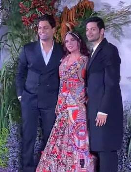 ऋचा चड्ढा और अली फजल के दोस्त और बॉलीवुड एक्टर विक्की कौशल ने इस रिसेप्शन पार्टी में अपनी मौजूदगी दर्ज कराई. ब्लैक सूट में विक्की काफी डैशिंग लग रहे हैं.