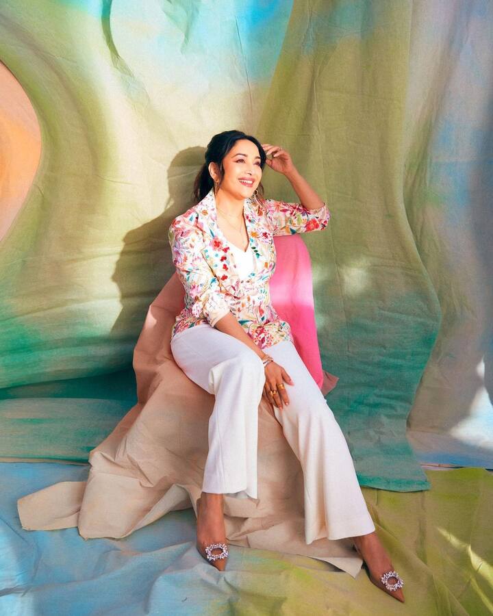 हा लूक पूर्ण करण्यासाठी माधुरीने मोत्यांचा हार घातला होता. यासोबत तिने ग्लॉसी पीच शेड मेकअप केला आहे आणि केस मोकळे ठेवले आहेत. (फोटो सौजन्य:madhuridixitnene/इंस्टाग्राम)