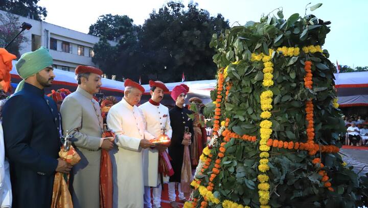 यावेळी उपस्थित नागरिकांनी उत्साहात सोने लुटले. श्रीमंत शाहू महाराज छत्रपती यांच्यासह राजघराण्यातील सदस्यांना नागरिकांनी त्यांना सोने दिले.