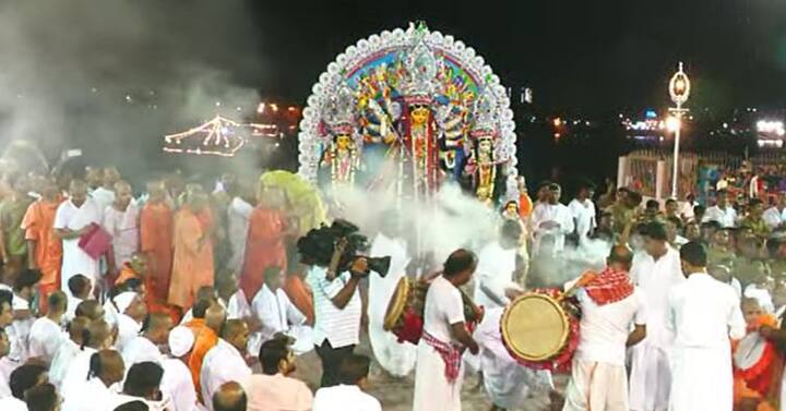 হাসি মুখে মাকে বিদায় জানিয়ে আরও একটা বছরের অপেক্ষা৷