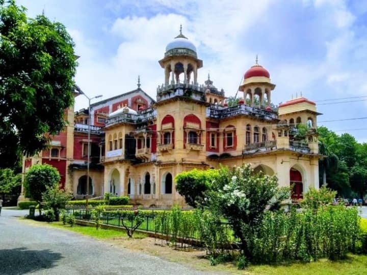 Prayagraj Uttar Pradesh Allahabad Central University administration and students dialogue inconclusive ANN Allahabad University Fees: फीस बढ़ोतरी पर बेनतीजा रही बातचीत, बैठक के बाद कैमरा देख भागते नजर आए जिम्मेदार