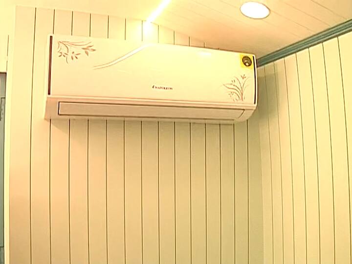 वातानूकुलित अशी ही व्हॅनिटी व्हॅन ज्यामध्ये मुख्यमंत्री एकनाथ शिंदे यांच्यासाठी बसण्याची व्यवस्था आहे.