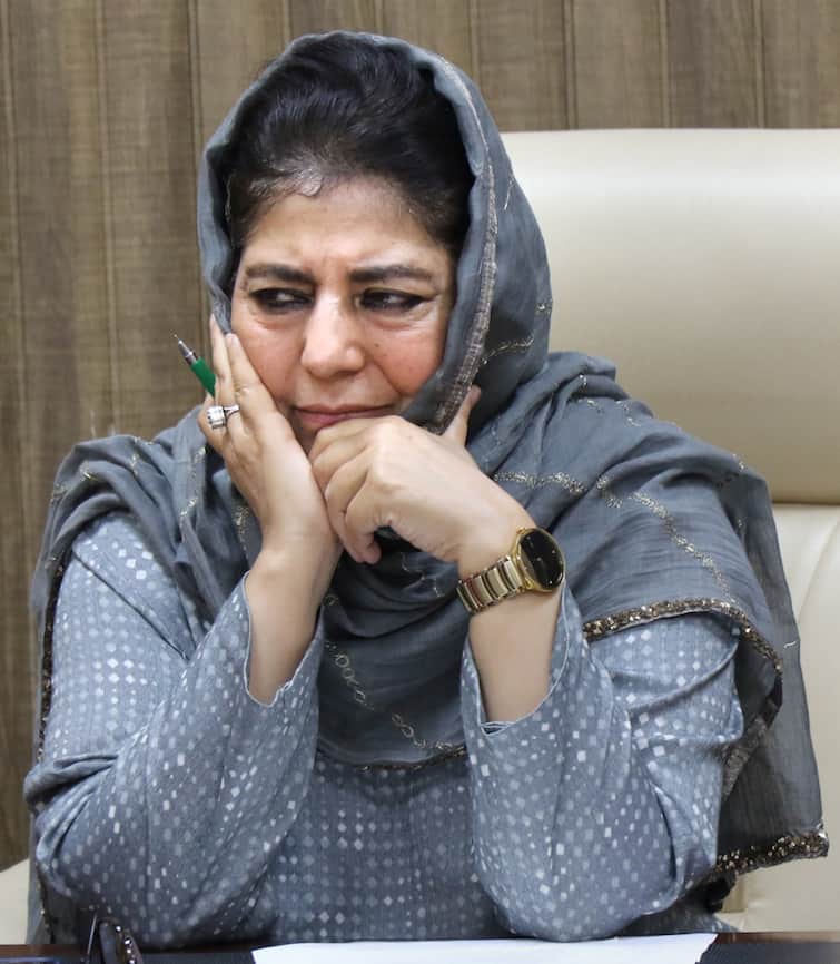 PDP Chief Mehbooba Mufti Claims She Is Under House Arrest Ahead Of Amit Shah's Rally In Baramulla PDP Chief Mehbooba Mufti Claims She Is Under House Arrest Ahead Of Amit Shah's Rally In Baramulla