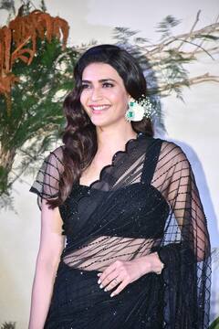 ब्लैक ट्रांसपेरेंट साड़ी में कमायती ढाती नजर आईं Karishma Tanna, चेहरे की ये नूर कहीं चुरा न लें आपकी नींदें...