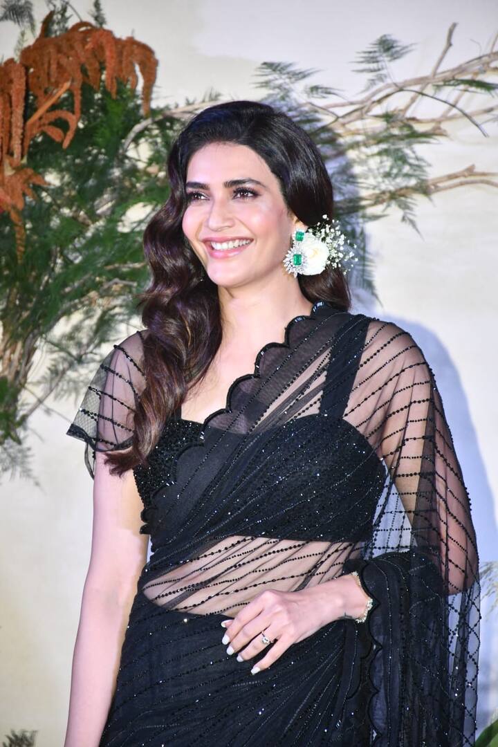 मशहूर टीवी एक्ट्रेस करिश्मा तन्ना किसी अलग पहचान की मोहताज नहीं है. सोशल मीडिया पर अपनी कातिलाना तस्वीरों के जरिए करिश्मा तन्ना का नाम पिछले कई दिनों से लाइमलाइट का हिस्सा बना हुआ है.