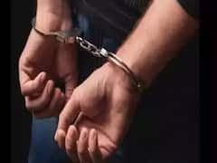 ठाणे रेल्वे स्थानकावर फेरीवाल्यांकडून महिलेला बेदम मारहाण, दोघांना अटक   