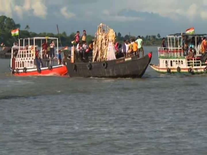প্রাণের উত্সবে কাছাকাছি দুই বাংলা। বিজয়া দশমীতে মিলনোত্সবের সাক্ষী ইছামতী। এপারে টাকি, ওপারে সাতক্ষীরা।মাঝখানে ইছামতী। এদিন আন্তর্জাতিক জলসীমার নিয়ম মেনে প্রতিমা বিসর্জন দেওয়া হয়। এরপর এপার-ওপার বিজয়ার শুভেচ্ছা বিনিময়।