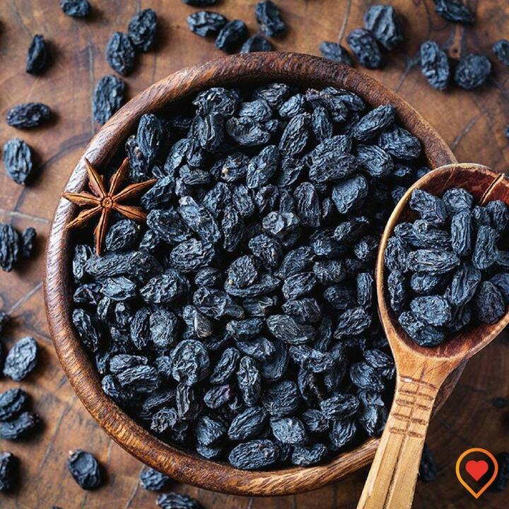 કાળી કિસમિસ- તેમાં વાતને ઘટાડવામાં મદદ કરે છે. જે ગેસ, પેટનું ફૂલવું અને પાચનમાં મદદ કરે છે. તેની અસરથી એસિડિટી પણ ઓછી થઇ જાય છે. પિત્તને પણ ઘટાડે છે. દરરોજ 20 કાળી કિસમિસને 1 ગ્લાસ પાણીમાં આખી રાત પલાળી રાખો અને બીજા દિવસે સવારે તે પાણી સાથે ચાવીને ખાઓ.