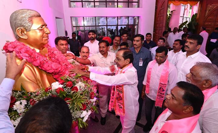టీఆర్ఎస్ను బీఆర్ఎస్గా మారుస్తూ పార్టీ కార్యవర్గం ప్రవేశపెట్టిన తీర్మానాన్ని సభ్యులందరూ ఆమోదించారు. దీంతో మధ్యాహ్నం 1.19 గంటలకు బీఆర్ఎస్ పార్టీ పేరును ప్రకటించారు.