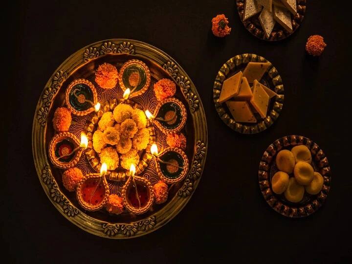 Dussehra 2022 Financial Planning: आज के दिन यानी 5 अक्टूबर 2022 (Dussehra 2022) को  पूरे देश में बड़ी धूमधाम से दशहरा का त्योहार मनाया जा रहा है. दशहरा को बुराई पर अच्छाई की विजय के रूप में मनाया जाता है. यह त्योहार लोगों को अपने अंदर की बुराइयों को खत्म करने के लिए प्रेरित करता है . ऐसे में आज हम आपको ऐसी वित्तीय बुराइयों के बारे में बताने वाले हैं जिसे खत्म करना बहुत जरूरी है. इससे आपको वित्तीय परेशानियों का सामना नहीं करना पड़ेगा. इसके साथ ही भविष्य भी खुशहाल रहेगा. आइए  जानते हैं कि किन 10 वित्तीय गलतियों को करने से हमें बचना चाहिए.