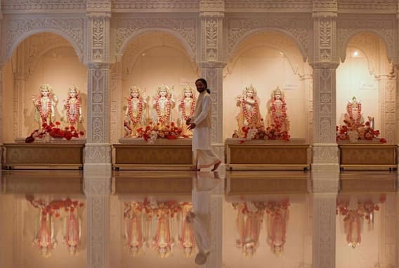 दुबई में हिंदू मंदिर: दुबई में बनाया गया है पहला हिंदू मंदिर, देखें भव्य मंदिर के अंदर की तस्वीरें