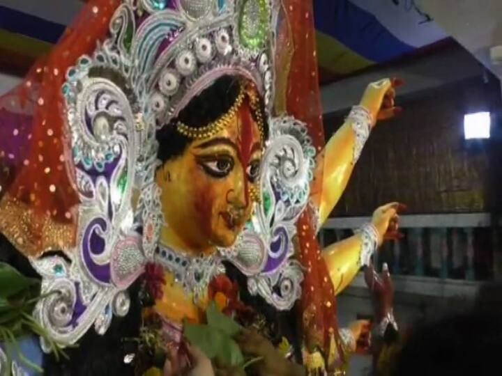 বেজে গিয়েছে বিসর্জনের বাজনা৷ ছেলে-মেয়েদের নিয়ে বাপের বাড়ি থেকে কৈলাসে পাড়ি উমার। আনন্দে উচ্ছ্বাসের মাঝেই মিশেছে বিষণ্ণতার সুর৷ মণ্ডপে মণ্ডপে দেবী-বরণের পাশাপাশি সিঁদুর খেলা। এরপর মা-কে বিদায় জানানোর পালা।