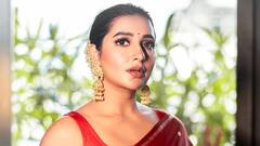 দশমীতে শুভশ্রীর শাড়িতে পছন্দের লাল রঙ, মাতলেন সিঁদুরখেলাতেও