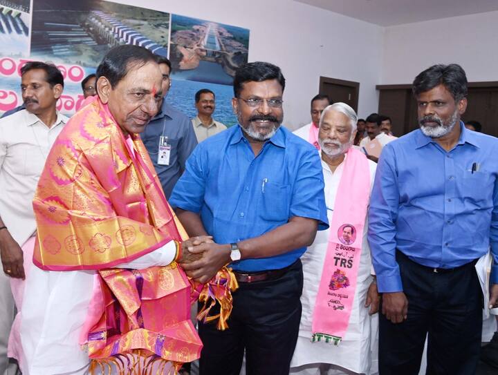 బీఆర్ఎస్ ఆవిర్భావ తీర్మానానికి టీఆర్ఎస్ పార్టీ సర్వసభ్య సమావేశం ఆమోదించింది.తెలంగాణ రాష్ట్ర సమితి అధ్యక్షుడు, ముఖ్యమంత్రి కల్వకుంట్ల చంద్రశేఖర్రావు నేతృత్వంలో టీఆర్ఎస్ పార్టీ సర్వసభ్య సమావేశం జరిగింది.