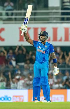 T20 Ranking: মাত্র ১৬ পয়েন্টে পিছিয়ে দুইয়ে সূর্যকুমার, টি-টোয়েন্টিতে বিশ্বের সেরা ব্যাটার কে?