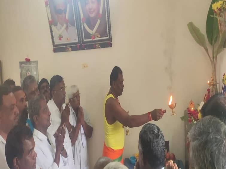 Palakkad AIADMK MLA KP Anbalagan celebrated Ayudha Puja TNN எம்எல்ஏ அலுவலகத்தில்  ஆயுத பூஜை கொண்டாடிய முன்னாள் அமைச்சர் கே.பி.அன்பழகன்