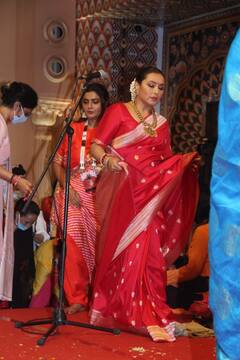 Durga Puja 2022: আরব সাগরের তীরে দুর্গোৎসব, নর্থ বোম্বের পুজোয় রানির সঙ্গে যোগ দিলেন পত্রলেখা