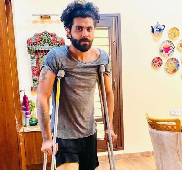 ਸੌਰਾਸ਼ਟਰ ਕ੍ਰਿਕਟ ਟੀਮ ਦੇ ਕਪਤਾਨ ਜੈਦੇਵ ਨੇ ਹਾਲ ਹੀ 'ਚ ਸੋਸ਼ਲ ਮੀਡੀਆ 'ਤੇ ਰਵਿੰਦਰ ਜਡੇਜਾ ਵਰਗੇ ਦਿਖਣ ਵਾਲੇ ਕ੍ਰਿਕਟਰ ਦੀ ਤਸਵੀਰ ਸ਼ੇਅਰ ਕੀਤੀ ਹੈ। ਇਸ ਫੋਟੋ ਨੂੰ ਦੇਖ ਭਾਰਤੀ ਆਲਰਾਊਂਡਰ ਖਿਡਾਰੀ ਜਡੇਜਾ ਨੂੰ ਕਾਫੀ ਹੈਰਾਨ ਹੋਏ। ਉਨਾਦਕਟ ਨੇ ਇਰਾਨੀ ਕੱਪ 2022 ਦੇ ਮੈਚ ਦੌਰਾਨ ਆਪਣੇ ਅਧਿਕਾਰਤ ਟਵਿੱਟਰ ਹੈਂਡਲ ਤੋਂ ਇੱਕ ਤਸਵੀਰ ਸਾਂਝੀ ਕੀਤੀ। ਇਸ ਤਸਵੀਰ ਨੂੰ ਦੇਖ ਕੇ ਹਰ ਕੋਈ ਹੈਰਾਨ ਰਹਿ ਗਿਆ ਕਿਉਂਕਿ ਉਨਾਦਕਟ ਨੇ ਜਿਸ ਬੱਲੇਬਾਜ਼ ਦੀ ਤਸਵੀਰ ਸ਼ੇਅਰ ਕੀਤੀ ਸੀ, ਉਹ ਬਿਲਕੁਲ ਰਵਿੰਦਰ ਜਡੇਜਾ ਵਰਗਾ ਲੱਗ ਰਿਹਾ ਸੀ।