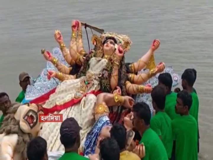 ঢাকে বেজে চলেছে একটাই সুর- 
