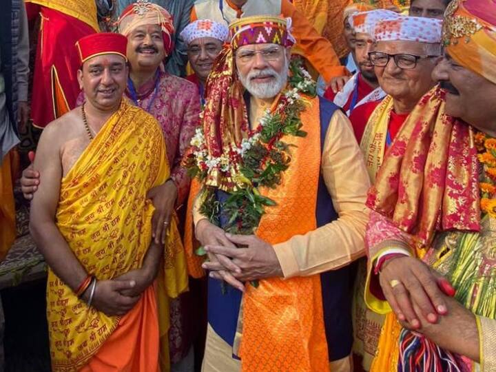 PM Narendra Modi participates in Dussehra Rath Yatra in Kullu Himachal Pradesh. Dussehra Rath Yatra: कुल्लू की दशहरा रथयात्रा में शामिल हुए पीएम मोदी, बोले- हमारी असली विरासत हमारी संस्कृति