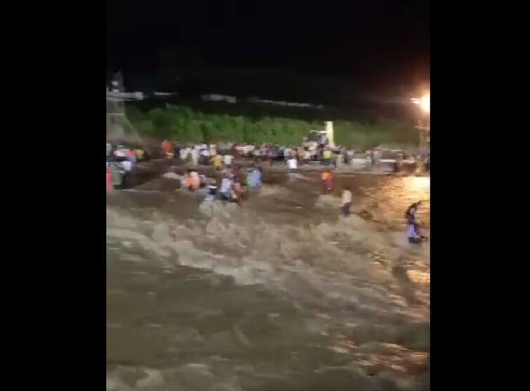 flash flood in mal river in mal bazar city durga puja utsav idol immersion dvg rjajwm Durga Viserjan : दुर्गा विसर्जनादिवशी पश्चिम बंगालमध्ये मोठी दुर्घटना, 100 जण वाहून गेल्याची भीती