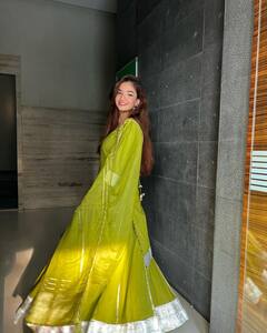 PHOTO: बेडवर पडून अनुष्का सेनने दिली बोल्ड पोज, चाहते घायाळ!