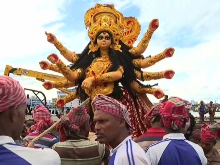 পুজো শেষ মানেই আবার সেই রোজকার রুটিনে ফেরা। তাই উৎসবের শেষ মুহূর্তেও আনন্দ চেটেপুটে নেন সকলেই।